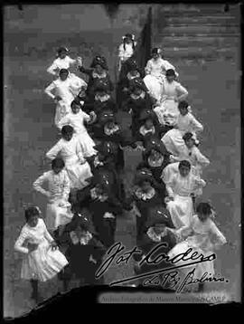 Grupo de señoritas estudiantes bailando en el patio de un colegio