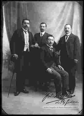 Foto de estudio de un grupo de varones de bigote y vestidos de traje.