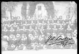 Grupo de señoritas formadas para la foto , en el patio del colegio María Auxiliadora, con el fondo de la virgen