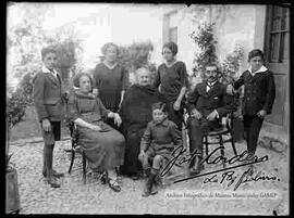 Familia reunida en el patio de una casa particular