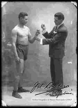 Foto de estudio de un boxeador del club Pabón, junto a su entrenador