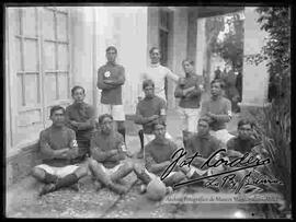 Miembros de un equipo y club de futbol, en el patio de una casa particular