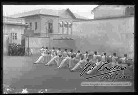 Jóvenes estudiantes del Instituto Nacional de Educación Física, realizando  demostraciones en el patio del mismo instituto