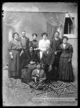 Familia en el patio de una casa particular con un fondo de cortinas