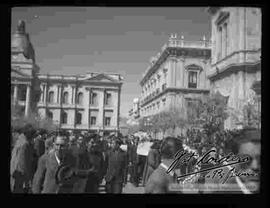 Una multitud  de personas, observando el traslado de los restos del estudiante universitario  Bengel Gamberos por la Plaza Murillo antes de su entierro. junio de 1946