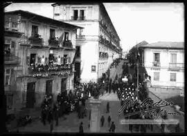 Concentración de una multitud de personas en la procesión de semana santa por la calle Comercio.