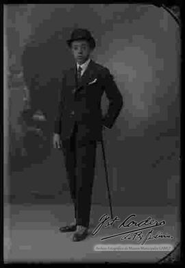 Foto de estudio de medio cuerpo  de  eduardo montes, hijo de Ismael Montes, con traje y corbata.