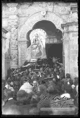 Procesión de la Virgen de La Paz, saliendo de la  puerta de la iglesia de Santo Domingo.