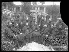 Sacerdotes  franciscanos en el patio del Convento de San Francisco