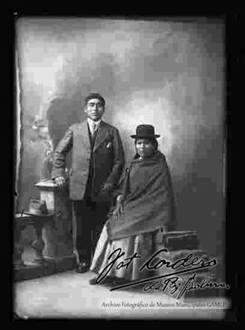 Foto de estudio de una pareja de provincia. Una chola junto a su esposo