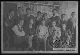 Miguel Alandia Pantoja (Pintor muralista y dibujante), junto a socios del club de tiro al blanco Germán Busch.