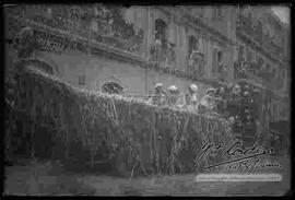 Entrada de carrosas alegóricas adornadas con serpentinas, por carnavales, en la plaza Murillo, en el año del centenario de Bolivia.