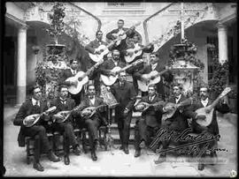 Conjunto musical de estudiantina en concierto, en la escalinata de una casa particular.