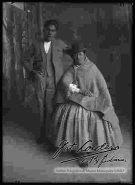 Foto de estudio de una chola junto a su esposo. Ambos de provincia.