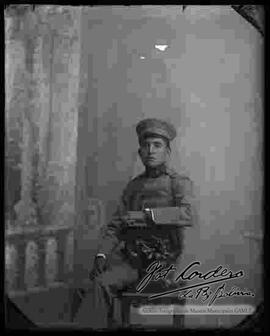 Foto de estudio de un soldado, sentado