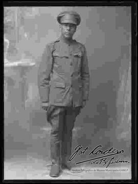 Foto de estudio de un soldado de la Guerra del Chaco