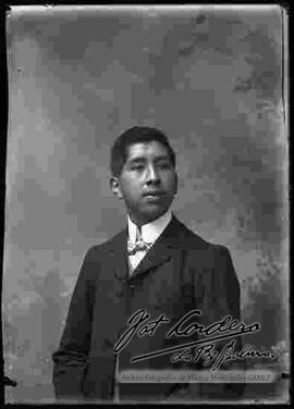 Foto de estudio de medio cuerpo de un joven que viste de traje