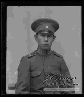 Foto de estudio de medio cuerpo, de un soldado, para realizar tramites