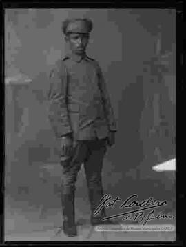 Foto de estudio de un soldado de la Guerra del Chaco