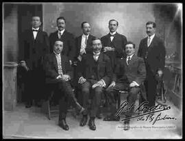 Foto de estudio de un grupo de varones con diferentes tipos de bigote.