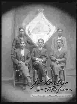 Grupo de obreros, donde se encuentra el Dr.David Cordero delante del estandarte del centro social de obreros Pucarani, fundado en enero de 1928