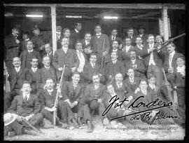 Grupo de jugadores de tiro al blanco, en el patio de un club