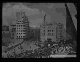 Vista de la  manifestación  realizada por parte de estudiantes universitarios y una multitud de personas, subiendo por avenida Mariscal Santa Cruz, Plaza del Obelisco, en contra del gobierno de Gualberto Villarroel por la muerte del estudiante universitario Bengel Gamberos. junio 1946