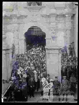 Presidente Bautista Saavedra en el atrio de la Iglesia Santo  Domingo, antigua catedral