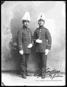 Foto de estudio de dos cadetes