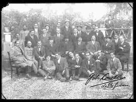 Grupo político de los liberales, en el patio de una casa particular