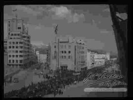 Vista de la  manifestación  realizada por parte de estudiantes universitarios y una multitud de personas, subiendo por avenida mariscal santa cruz, Plaza del obelisco, en contra del gobierno de gualberto villarroel por la muerte del estudiante universitario bengel gamberos. junio 1946