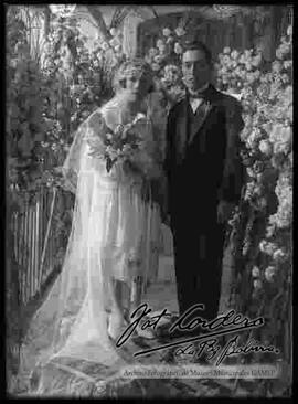 Pareja de novios en el día de su matrimonio en una casa particular