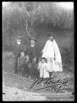 Una familia en el huerto de una casa particular