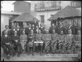 Grupo de varones y militares en una quinta (restaurante)