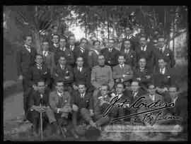 Grupo de jóvenes, reunidos en un jardín