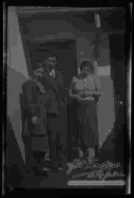 Miguel Alandia Pantoja junto a dos familiares en el patio de su casa.