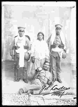 Tres soldados junto a una chola, uniformados