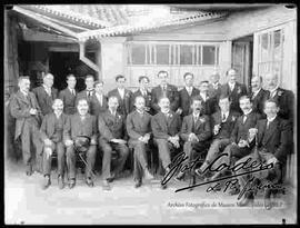 Reunión de un grupo de empresarios, en el patio de una casa particular