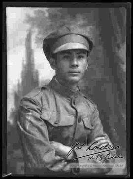 Foto de estudio de medio cuerpo, de un soldado de brazos cruzados