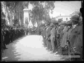 Concentración del gremio de albañiles, Sociedad del Porvenir, Sociedad Cooperativa de Aurigas, obreros y otras personalidades como el presidente José Gutiérrez Guerra, al pie del monumento de la madre patria, por fiestas del 06 de agosto.