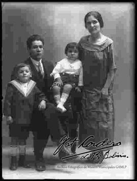 Retrato  de estudio de una familia
