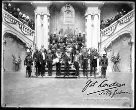 Embajador junto a representantes y cuerpo de edecanes del presidente José Gutiérrez Guerra, en las graderías del Palacio de Gobierno