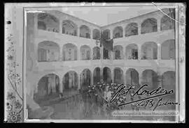 Señoritas estudiantes formando en el patio del colegio Santa Ana