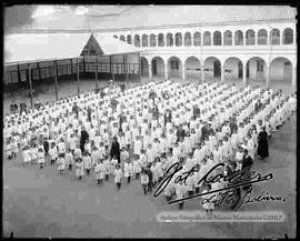 Formacion de niñas estudiantes en el patio del colegio Vicenta Juariste Eguino, junto a profesoras