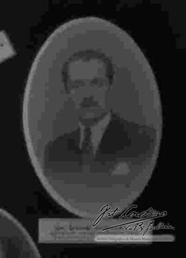 Imagen del Sr. Dario Soruco A. Delegado de los profesores de la Facultad de Comercio. Parte del primer consejo universitario, Universidad Mayor Gabriel Rene Moreno, Santa Cruz - Bolivia junio de 1939.