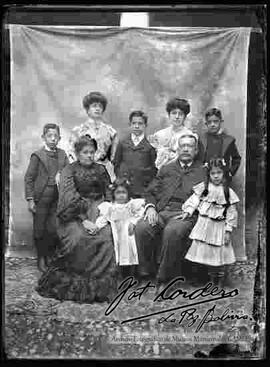 Familia en el patio de una casa particular