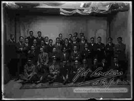Foto de estudio de un grupo de profesores, donde se encuentra don Francisco Bedregal, a lado derecho de una profesora.