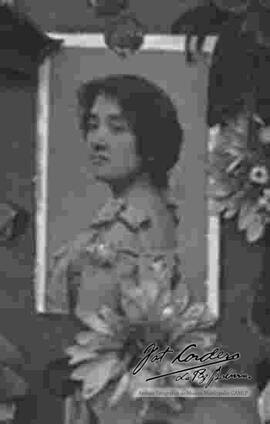 Imagen de una dama en un cuadro con adornos florales.