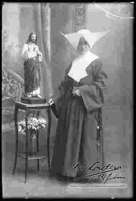 Fotografía de estudio. monja del Sagrado Corazón de Jesús