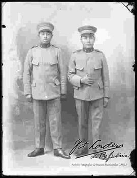 Foto de estudio de dos soldados